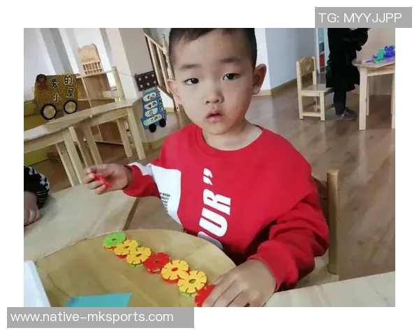 小孩子兴奋拆足球明星卡的快乐瞬间与珍藏梦想